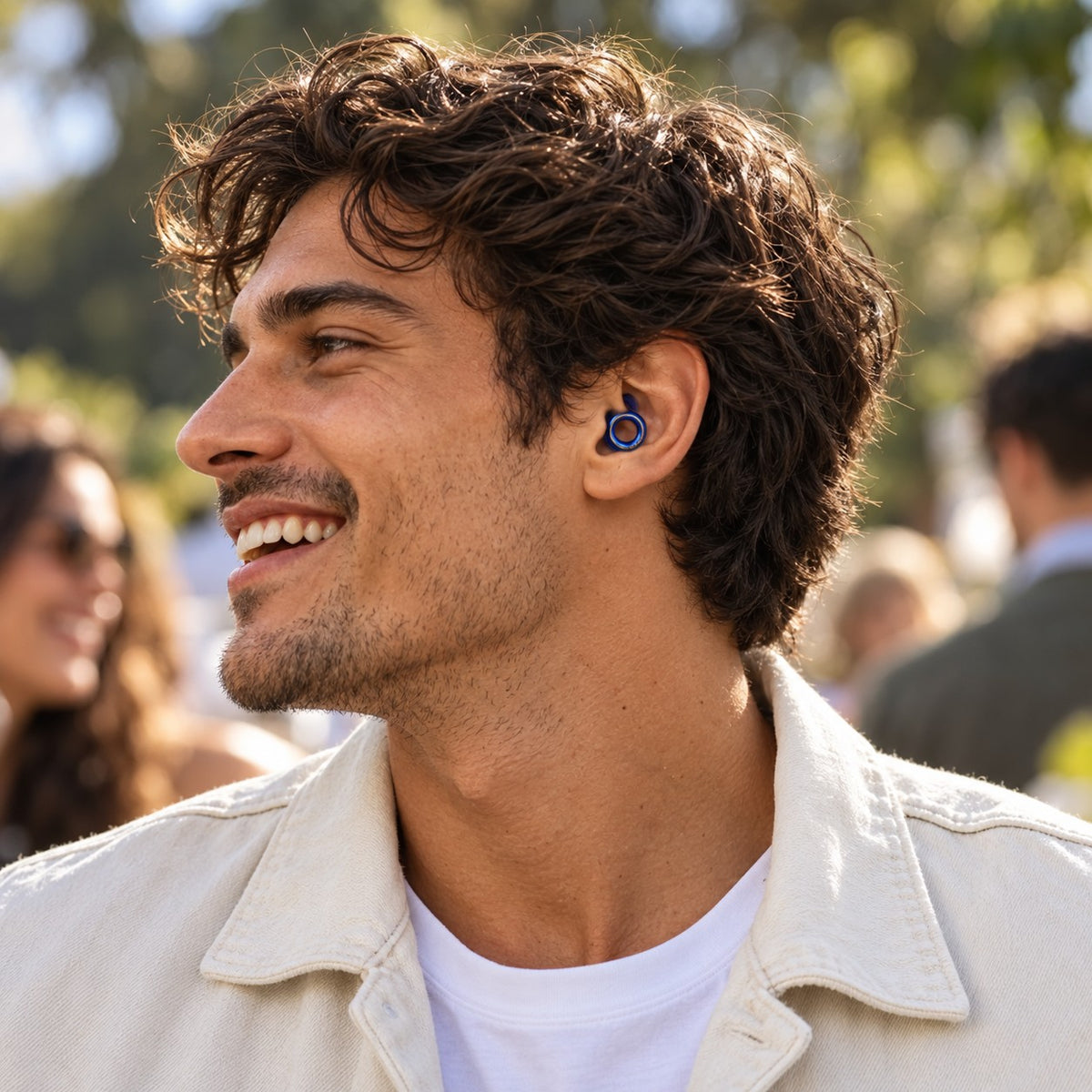 Homem usando o Tomorrowland x Loop Experience™ 2
